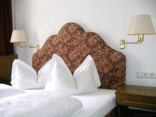 巴特维尔德巴德恩特拉奇特酒店的一张位于酒店客房的床铺,上面有两个枕头