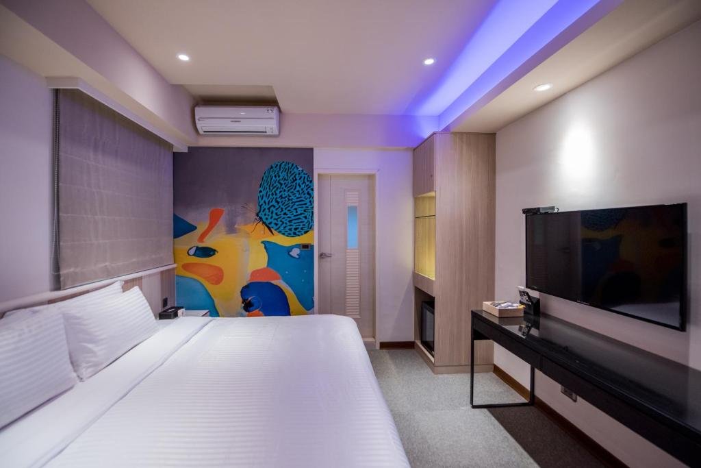 台北瑪奇商務旅店的一间卧室配有一张床和一台平面电视