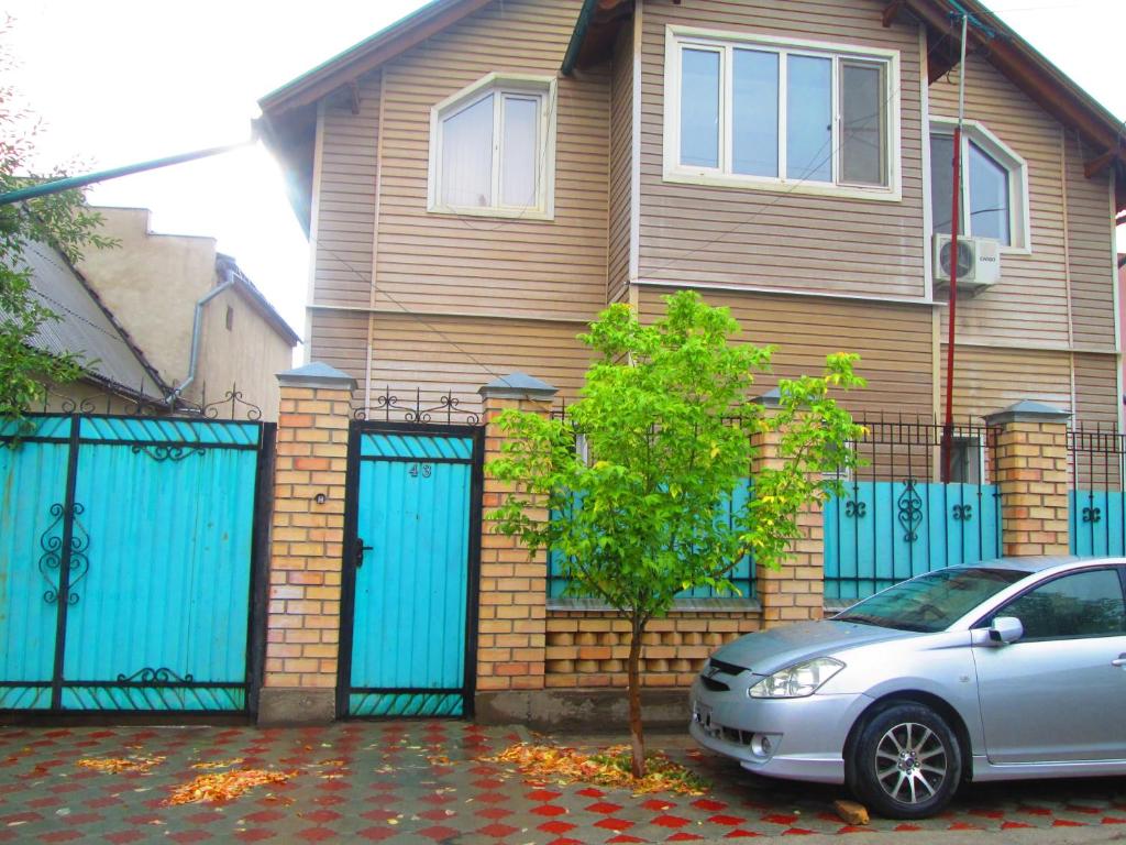 比什凯克Mukarama-Apa的停在有蓝色门的房子前面的汽车