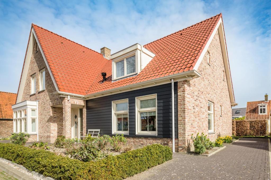 MeliskerkeMeliskerke vakantiewoning的一座砖房,有橙色屋顶