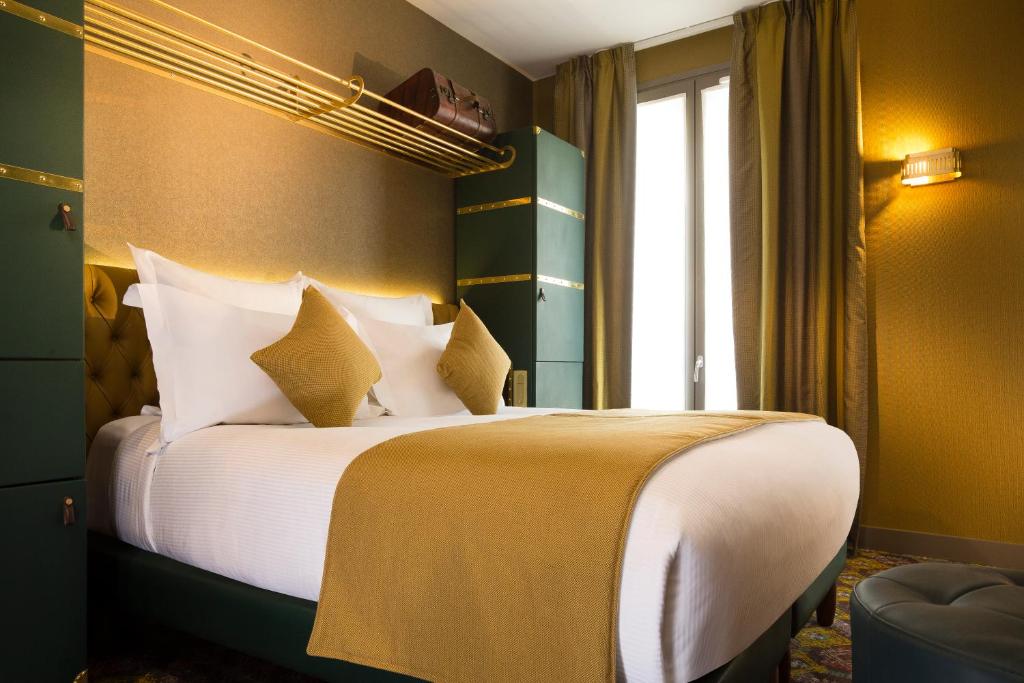 巴黎惠斯勒酒店的酒店客房配有一张带白色枕头的大床