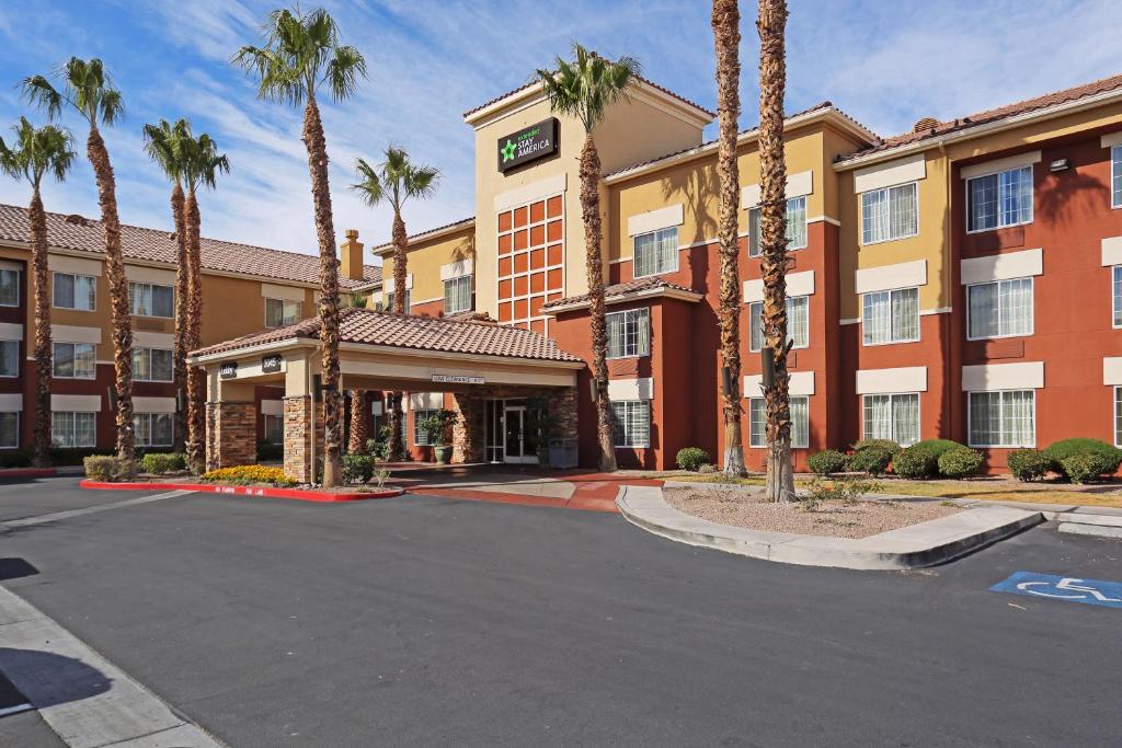 拉斯维加斯美国拉斯维加斯市中心区长住酒店的停车场前有棕榈树的酒店