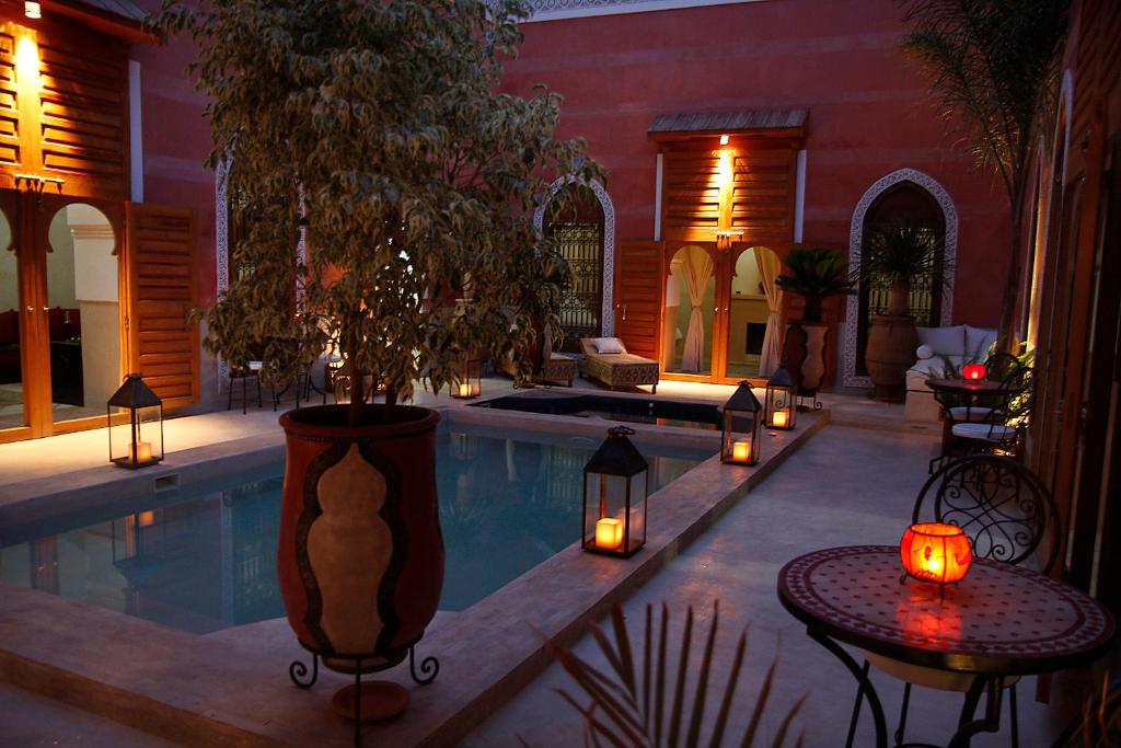马拉喀什阿利利摩洛哥传统庭院的一座房子,设有一座带蜡烛和灯光的游泳池