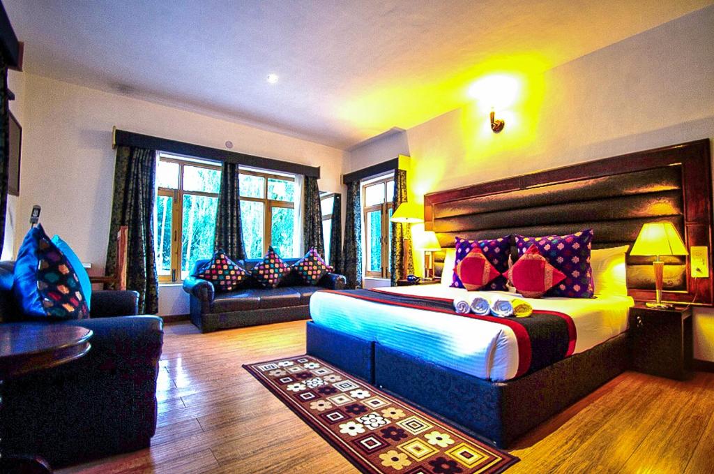列城Gomang Boutique Hotel的一间带大床的卧室和一间客厅