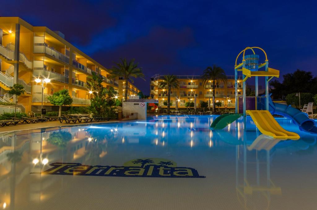 贝尼多姆特拉尔达旅行者公寓式酒店的酒店前方的游泳池设有滑梯