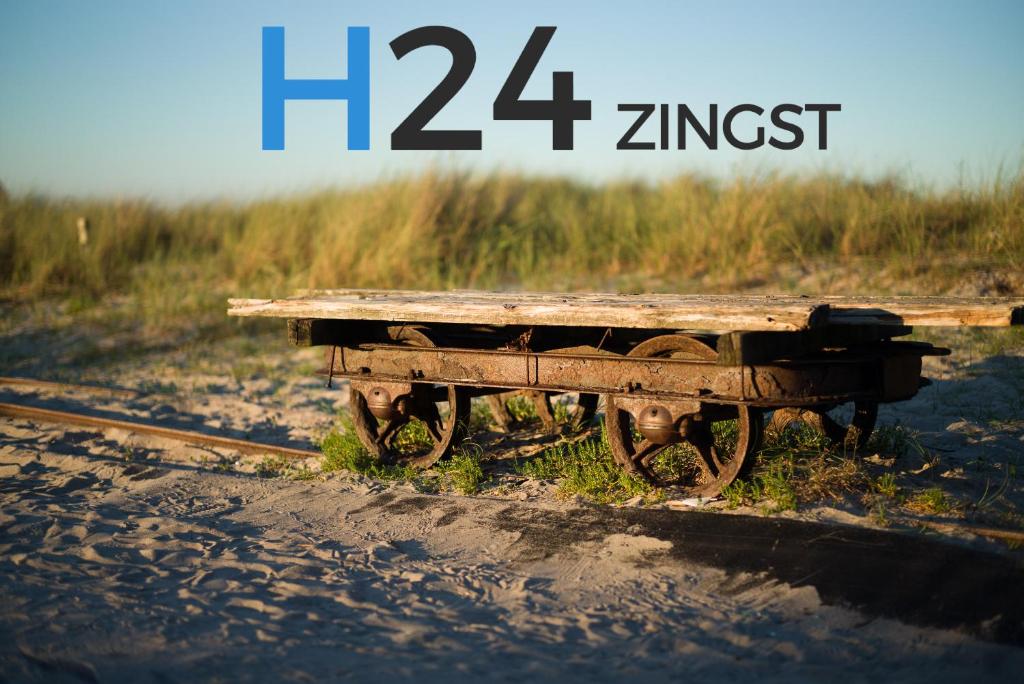 青斯特H24ZINGST - Das Ferienhaus的一张坐在赛道边的野餐桌