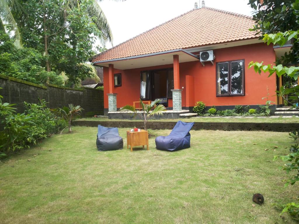 特贾库拉格德民宿的院子内带2个蓝色枕头和一张桌子的房子
