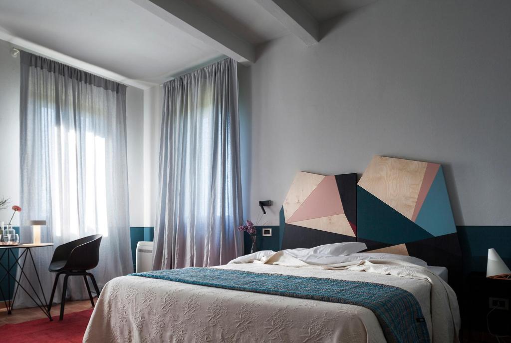 夸特罗卡斯泰拉卢坎达马蒂尔德酒店的一间卧室配有一张床、一张书桌和窗户。