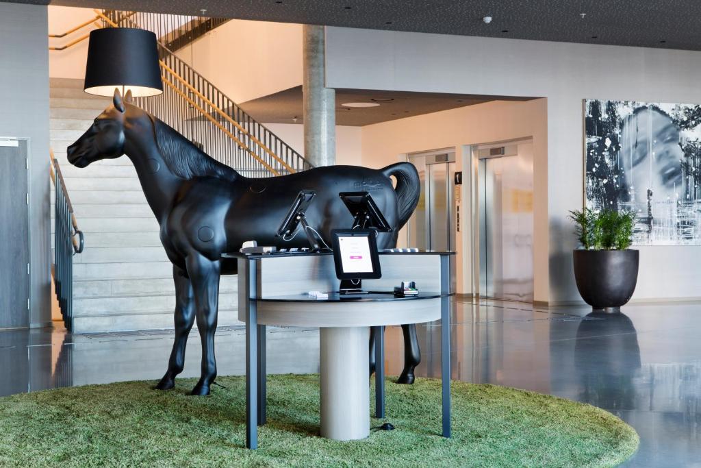 卑尔根卑尔根机场北欧之选酒店的一张桌子上的马雕像