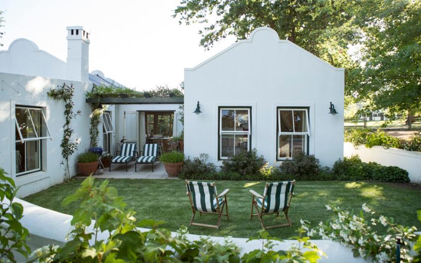 埃尔金Vredenhof Farm Cottage的院子里带椅子的白色房子
