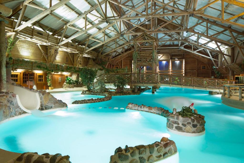 新城勒孔特Disney Davy Crockett Ranch的蓝色海水大型室内游泳池