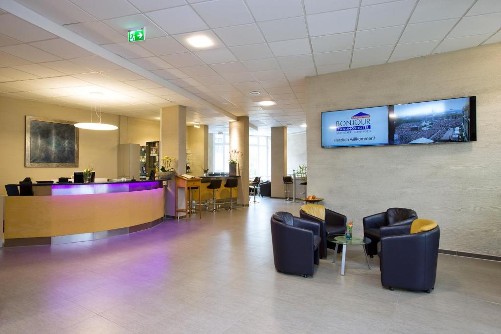 格尔林根斯图加特-格尔林根卓悦坦根斯酒店的医院大厅设有椅子和墙上的电视