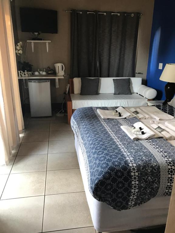 Verulam查莫伊旅馆的酒店客房带两张床和厨房