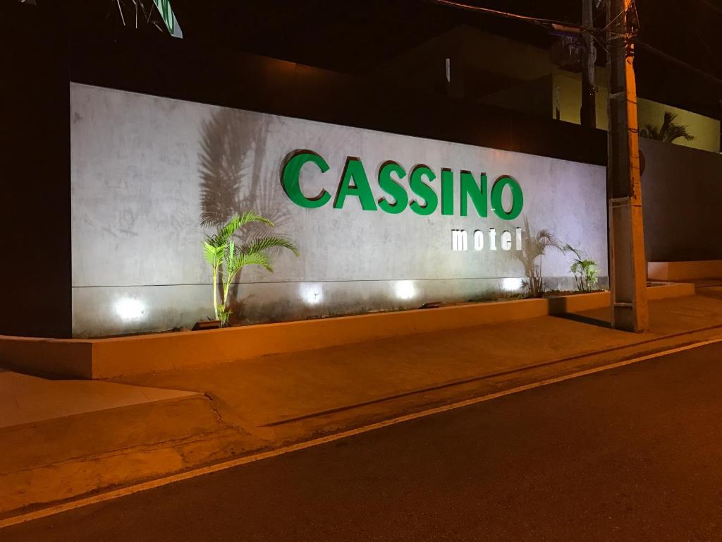 纳塔尔Cassino Motel的夜间卡西纳酒店标志