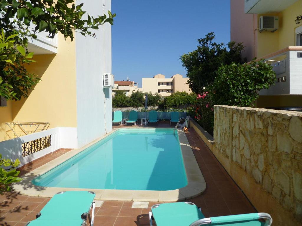 斯塔罗斯安妮科公寓式酒店的一座建筑物中央的游泳池