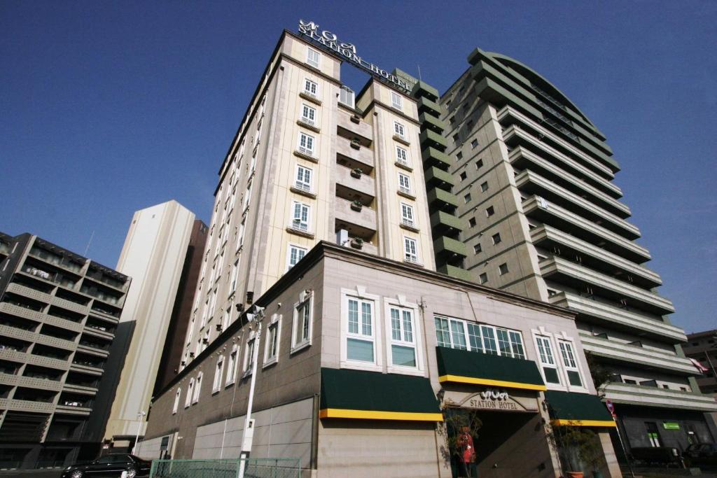 安约马奇Hotel NOA (Adult Only)的城市中心高大的白色建筑