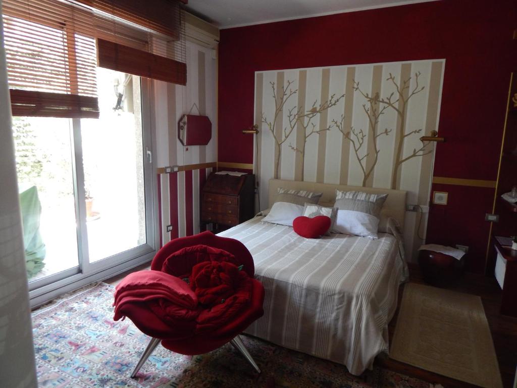 米兰复地之屋旅馆的一间卧室配有一张床铺,床上铺有红色毯子