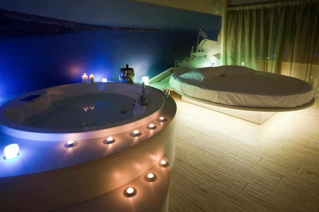 米兰七室宾馆的卧室配有带床和蜡烛的浴缸。