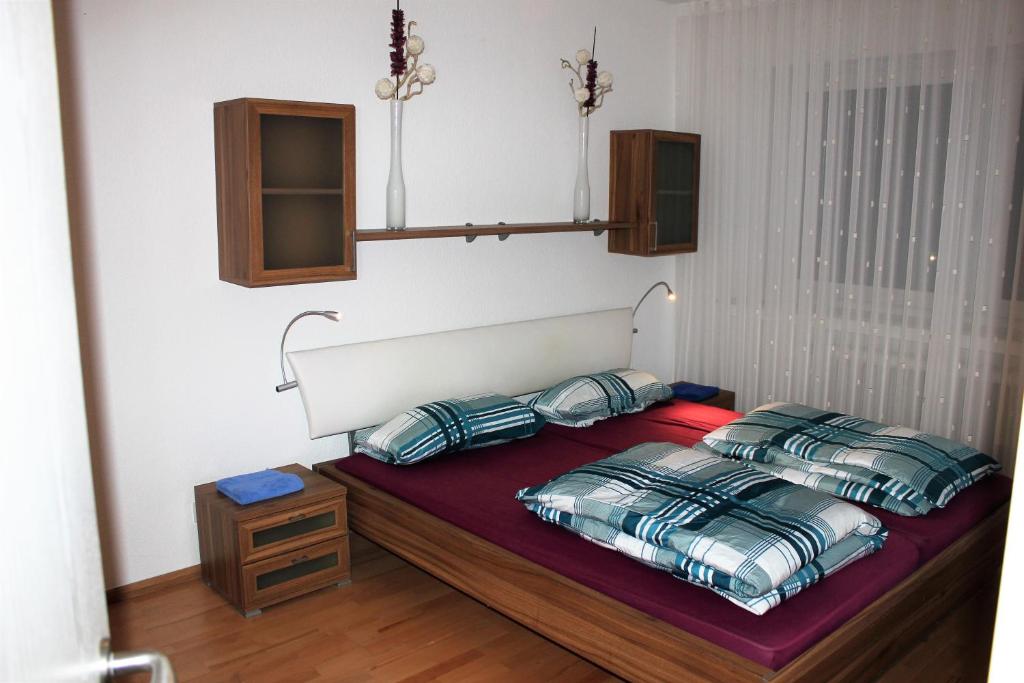 科隆Apartment Köln Weiden的一间卧室配有一张带两个枕头的床