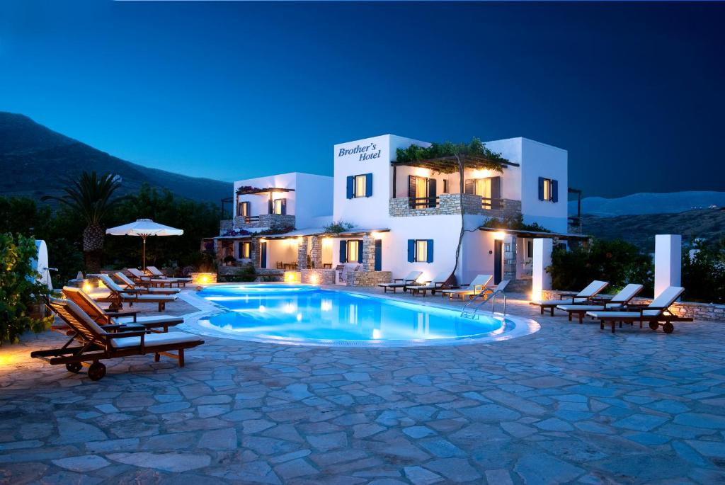 伊奥斯乔拉兄弟酒店的一个带游泳池和椅子的度假胜地和一座建筑