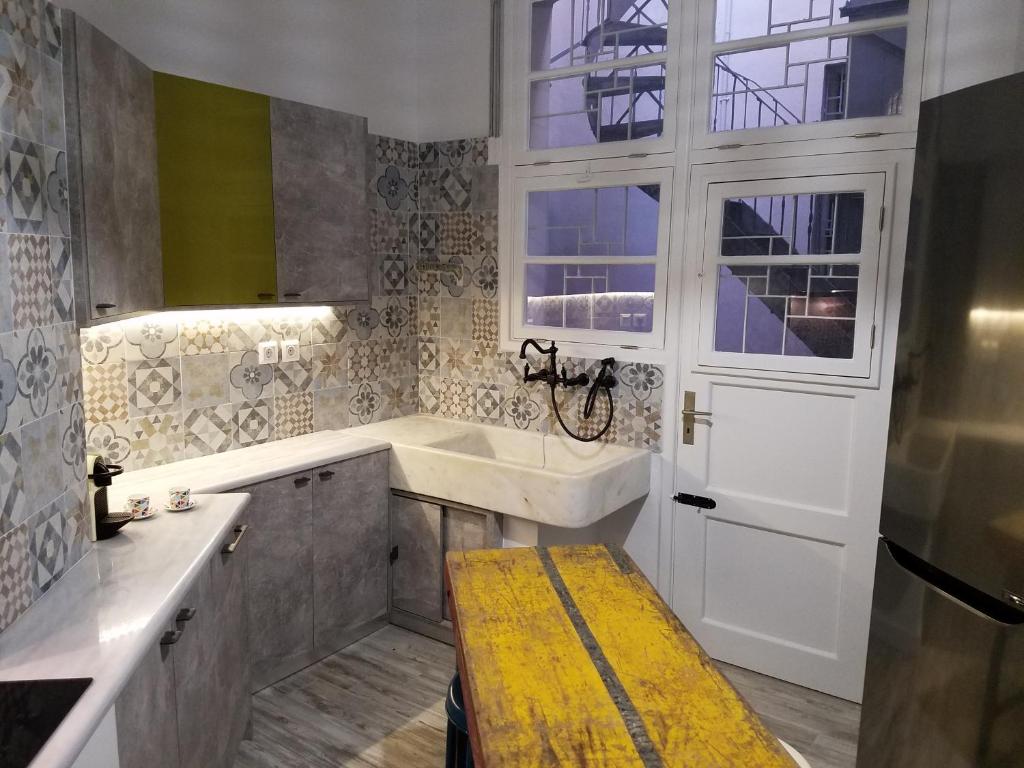 雅典科隆纳基装饰公寓的带浴缸、水槽和窗户的浴室