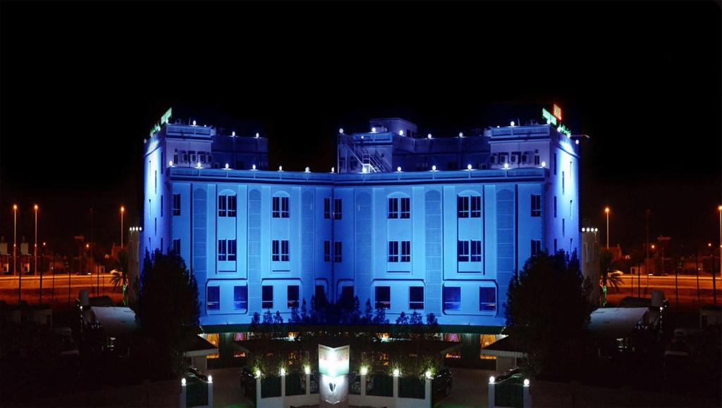 锡卜萨摩沙酒店的白色的建筑在晚上点亮