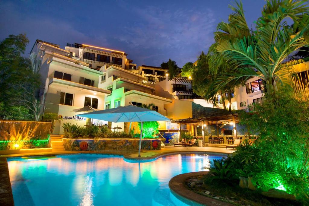 波尔多·格尼拉拉古纳别墅豪华潜水Spa度假别墅的大楼前设有游泳池的酒店