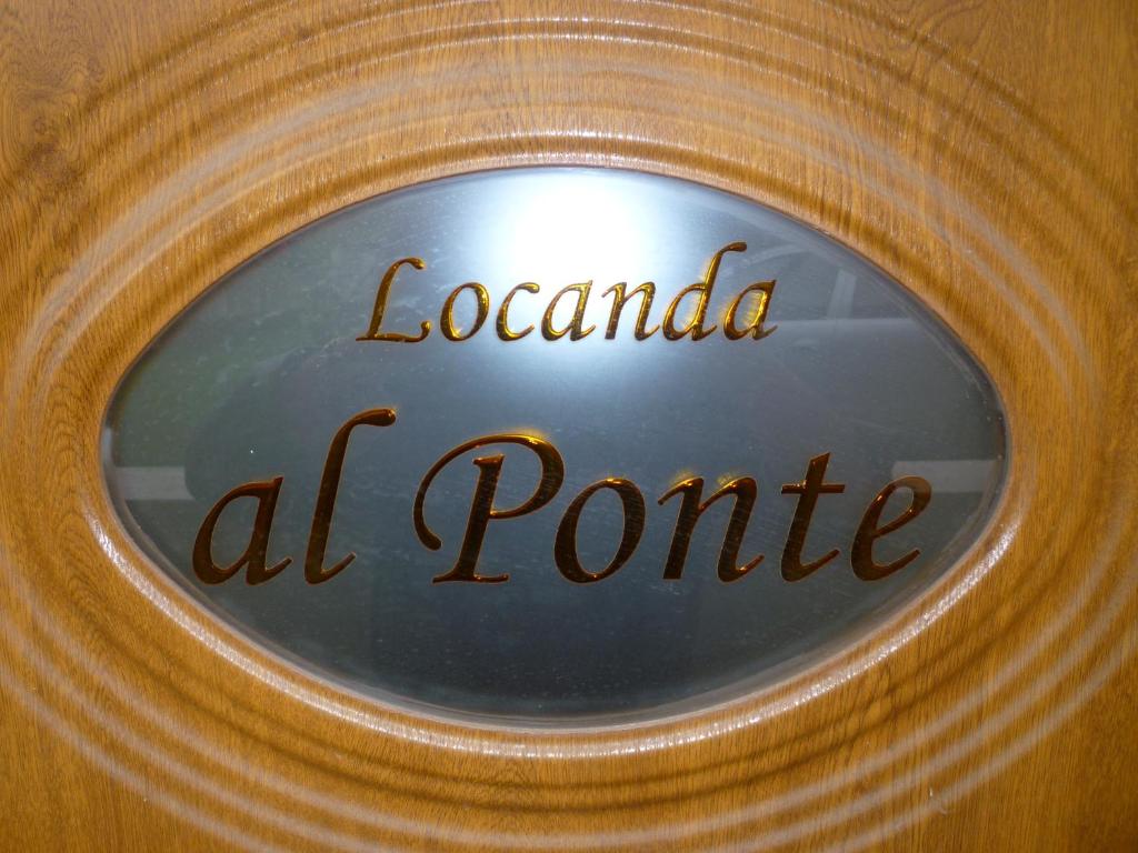 CastelgombertoAlloggio Al Ponte的门上标有拉波特字的标牌