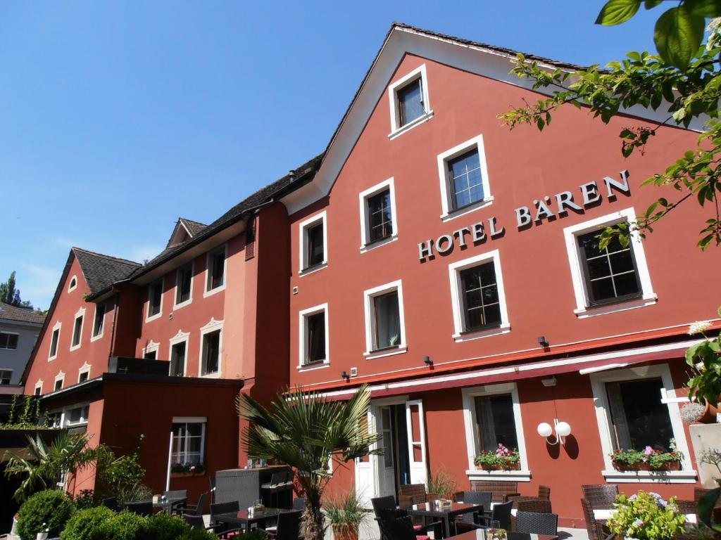 费尔德基希Hotel Bären的一座红色建筑的酒店