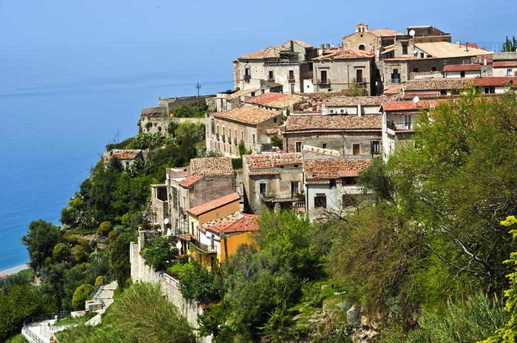 菲乌梅夫雷多布鲁齐奥Residenza d'Epoca Borgodifiume的山边的村庄