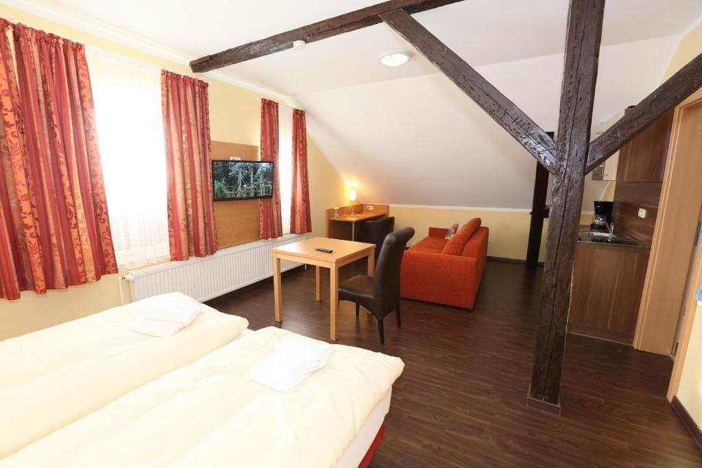 施塔德Appartementhotel in Stade的酒店客房设有两张床和一张桌子。