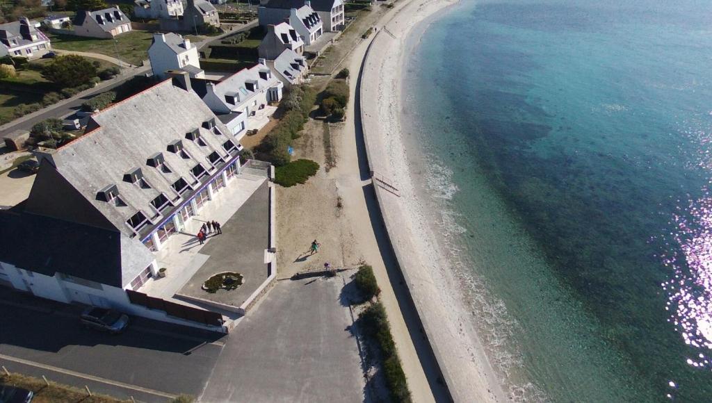 Saint-Guénolé国际之家斯特伦酒店的享有海滩的空中景致,设有房屋和海洋
