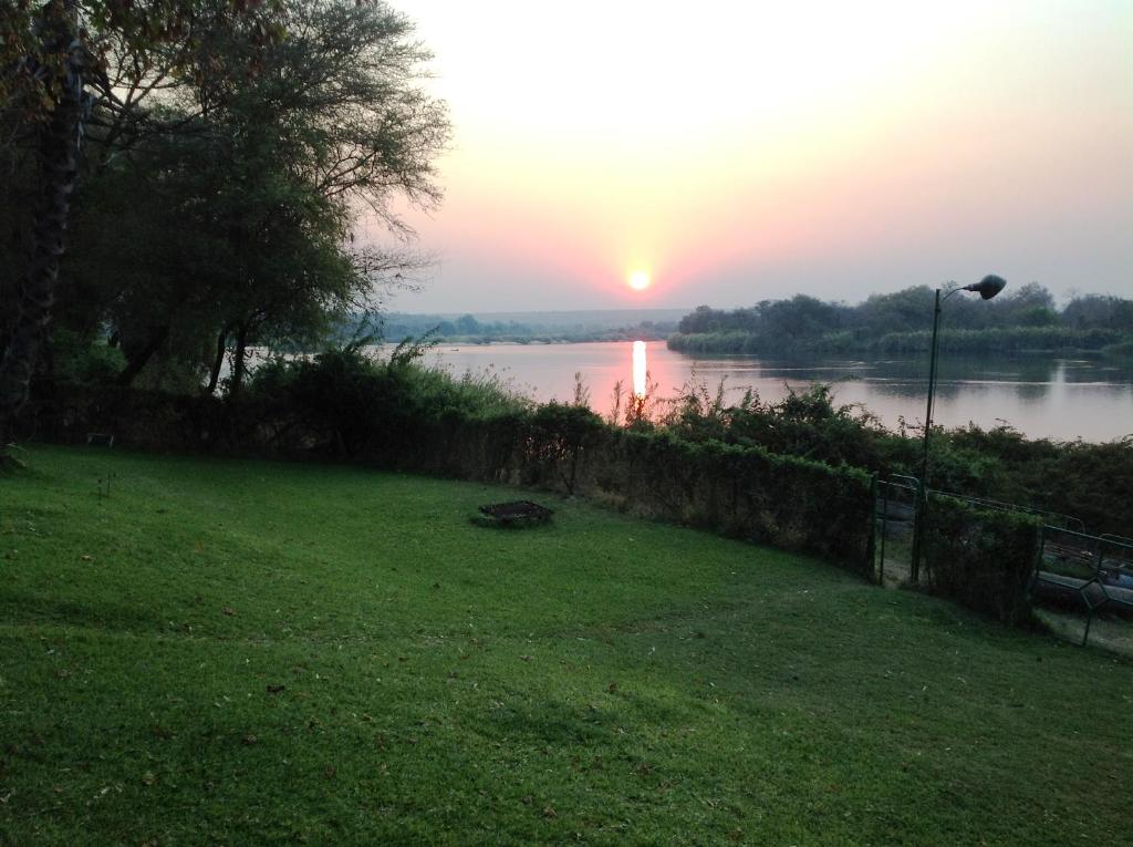 HwangeSundowner Lodge的享有河流美景,享有日落美景