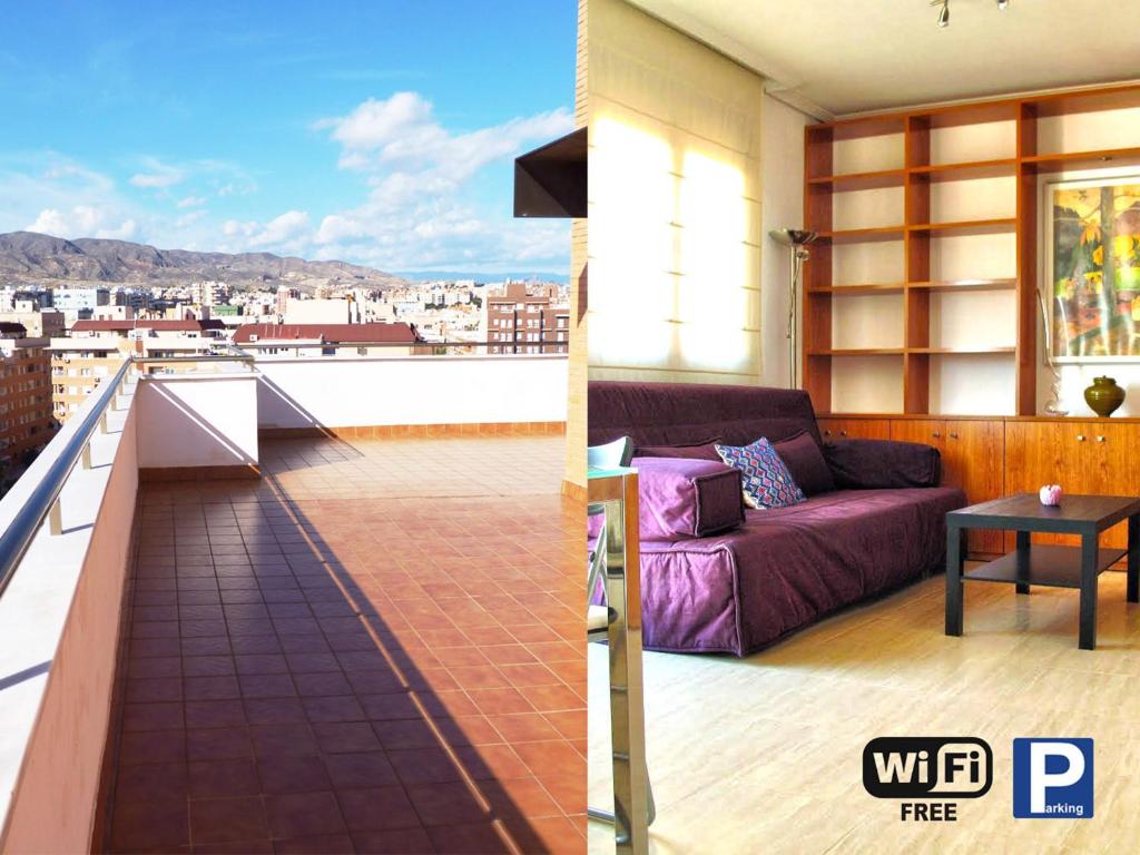 阿尔么丽亚Atico Alhamilla的客厅的阳台配有紫色沙发