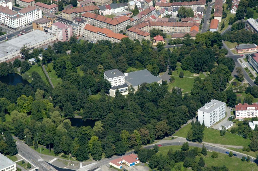 索科洛夫索科洛夫公园酒店的树木和建筑的城市空中景观