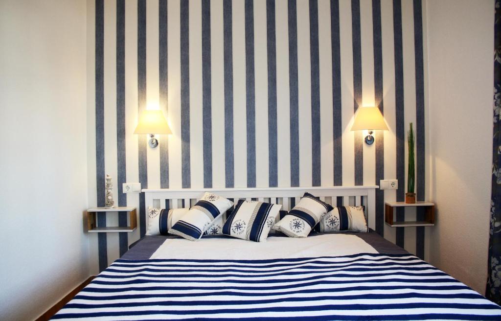 PutgartenFerienwohnung Finja in Putgarten, Kap Arkona Rügen的一间卧室配有一张蓝色和白色条纹的床