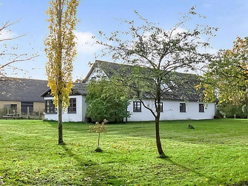阿恩堡提可洛住宿加早餐酒店的两棵树在院子里的白色房子