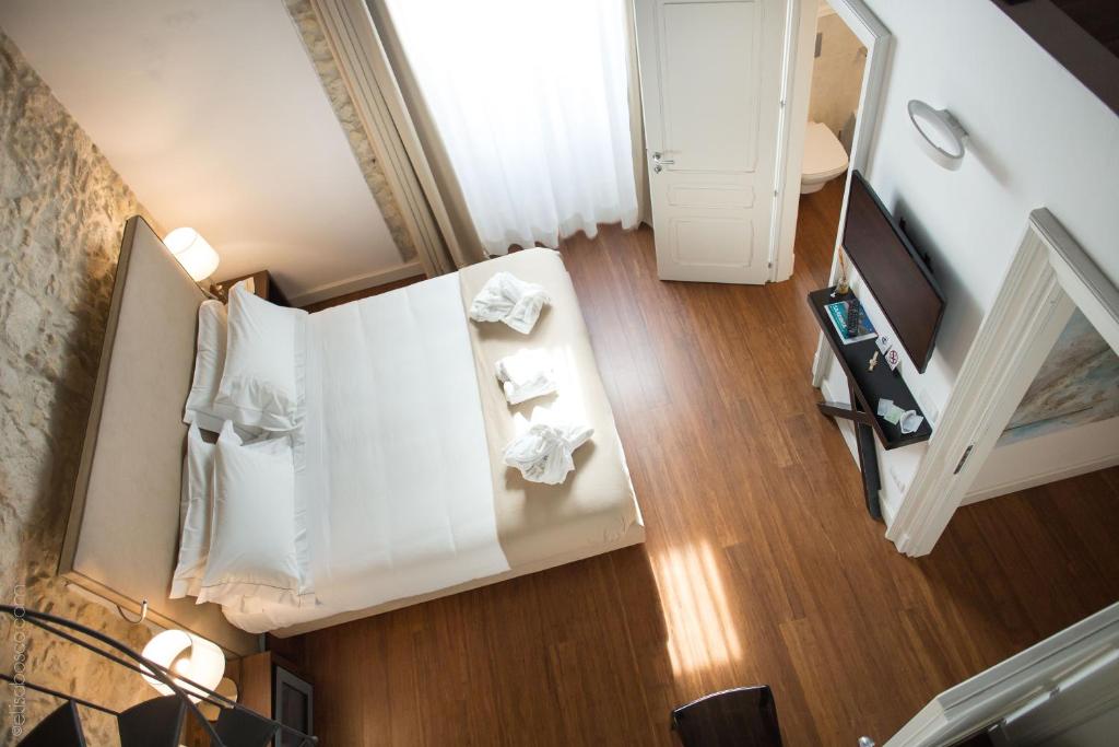 卡利亚里Arcipelago 41的享有酒店客房的上方景致,配有一张床