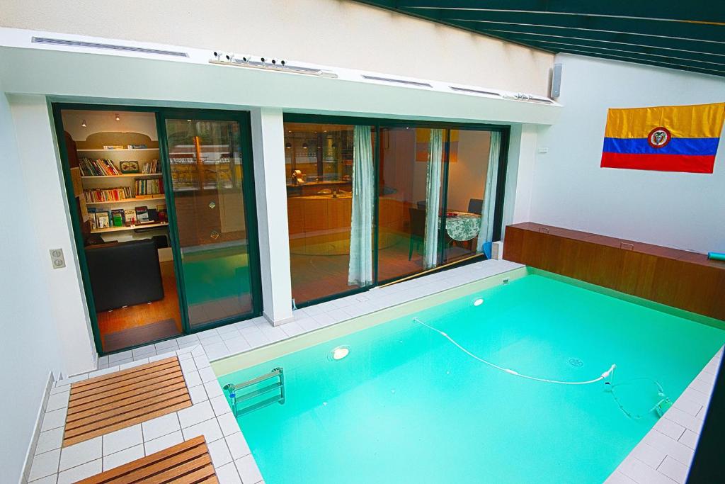 巴黎Paris-Oasis "All Inclusive"的一间房子,在房间内有游泳池