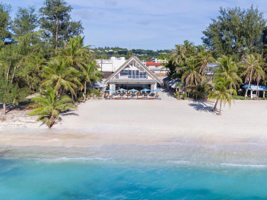 塞班冲浪者度假酒店的海滩上房屋的空中景致