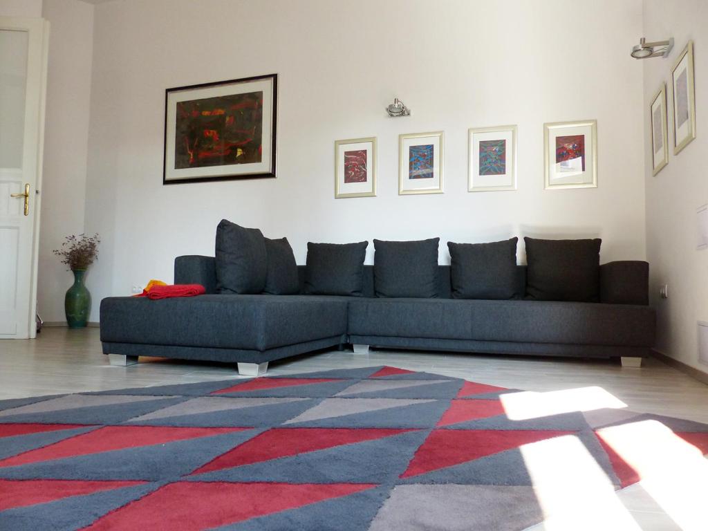 布达佩斯43号公寓的客厅配有蓝色的沙发和地毯。