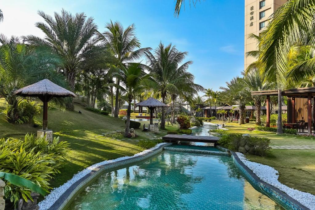 永康桂田酒店的棕榈树度假村内的游泳池