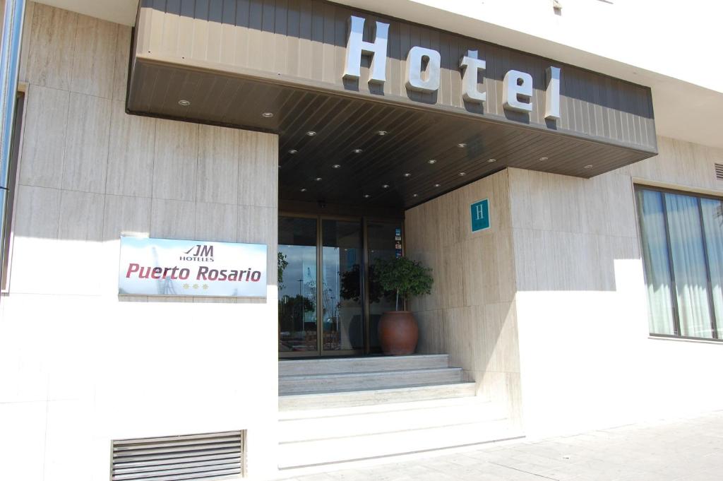罗萨里奥港罗萨里奥JM普特酒店的大楼前的酒店标志