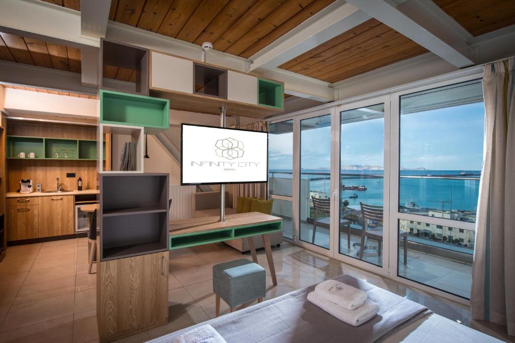 海若克利欧无限城精品酒店的带电视的客厅,享有海景。