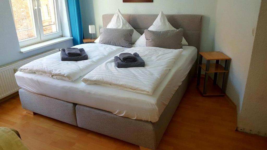 维斯马潘森奥普斯特尔酒店的客房内的一张带毛巾的床