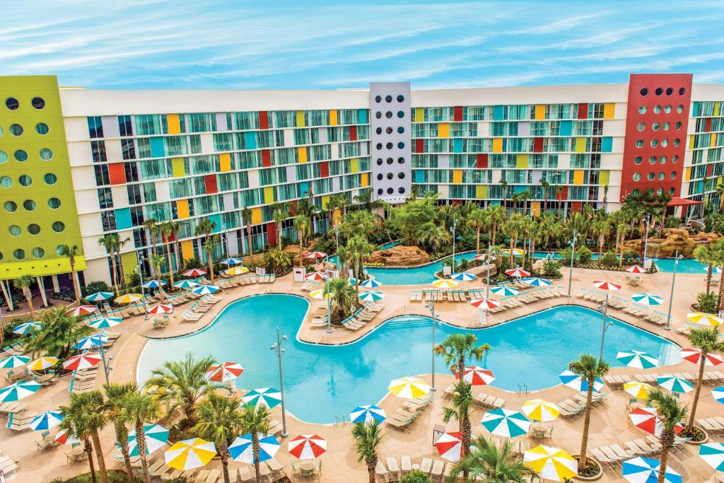 奥兰多卡巴纳湾海滩度假酒店的享有带游泳池的度假村的空中景致