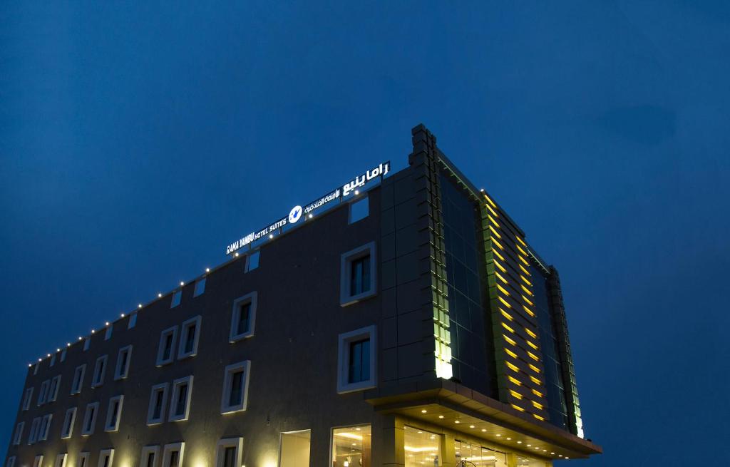 延布Rama Yanbu Hotel-Suite的上面有标志的建筑