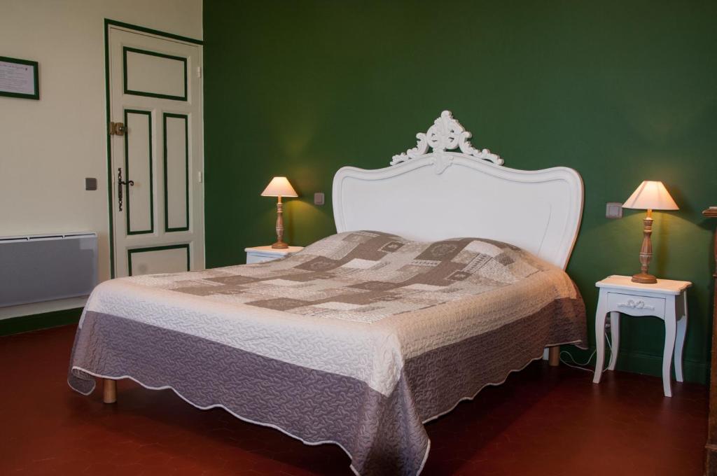弗纳斯屈厄马萨拉西甲列尔住宿加早餐旅馆的一间卧室配有白色的床和绿色的墙壁