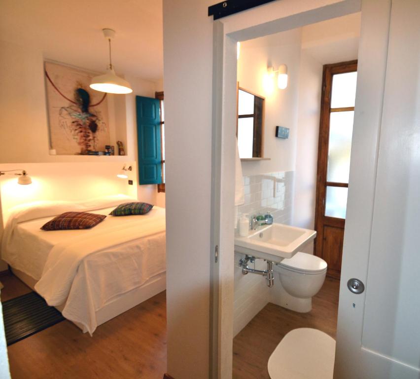 努奥罗Il Bandito Re的一间卧室配有床、水槽和卫生间