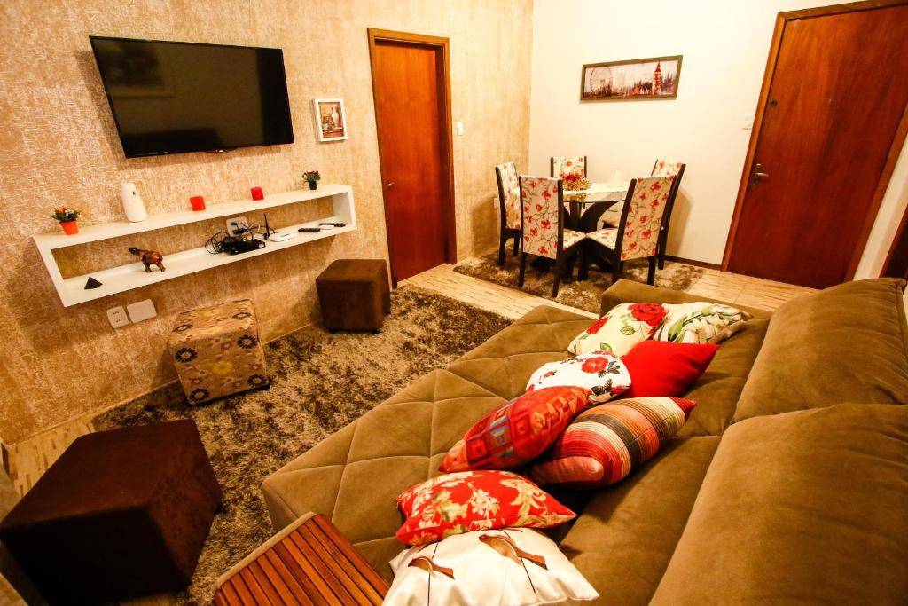 格拉玛多Apartamento Aconchegante Na Serra的客厅配有带枕头的沙发